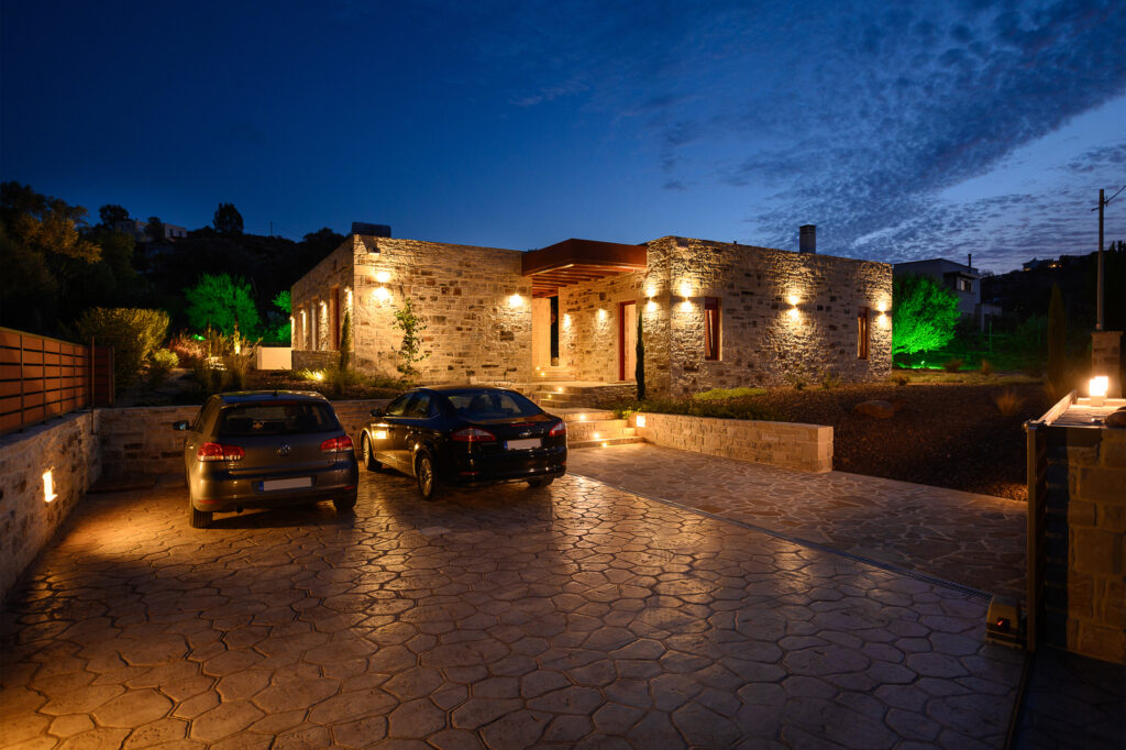 ο χώρος στάθμευσης και η Είσοδος της βίλας