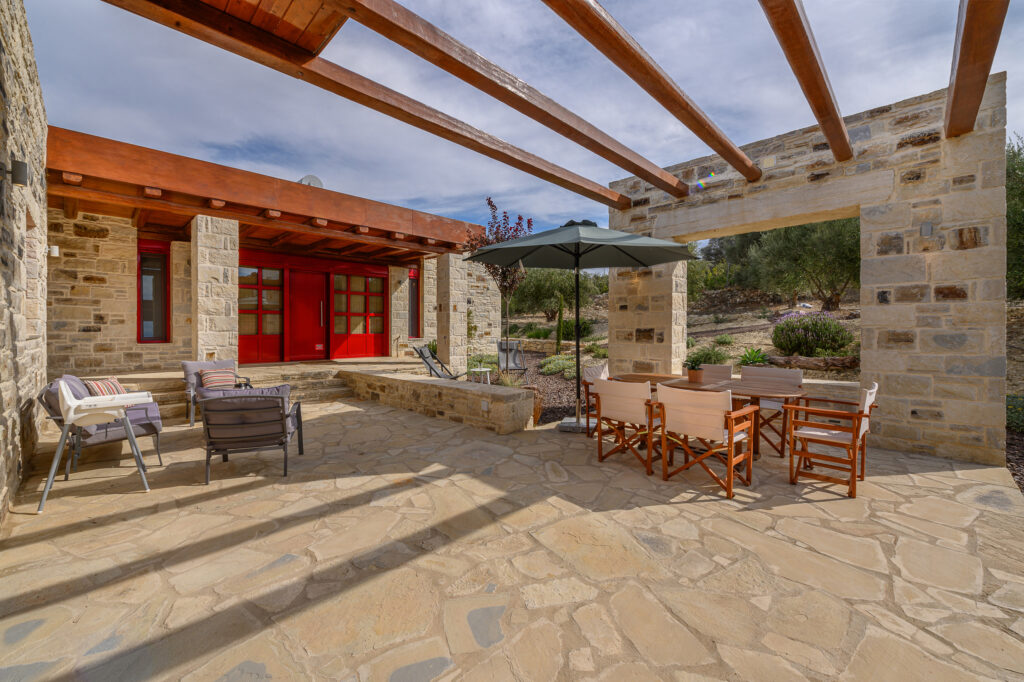 η Εξωτερική βεράντα της βίλας