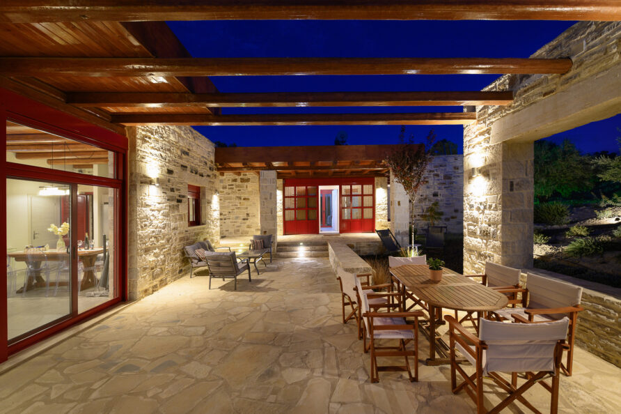 η Εξωτερική βεράντα της βίλας