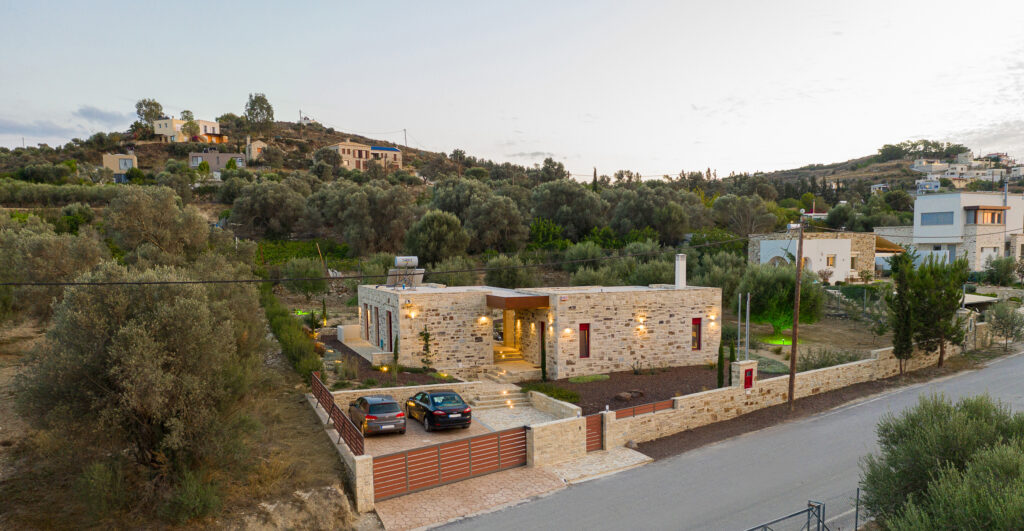 ο χώρος στάθμευσης και η είσοδος